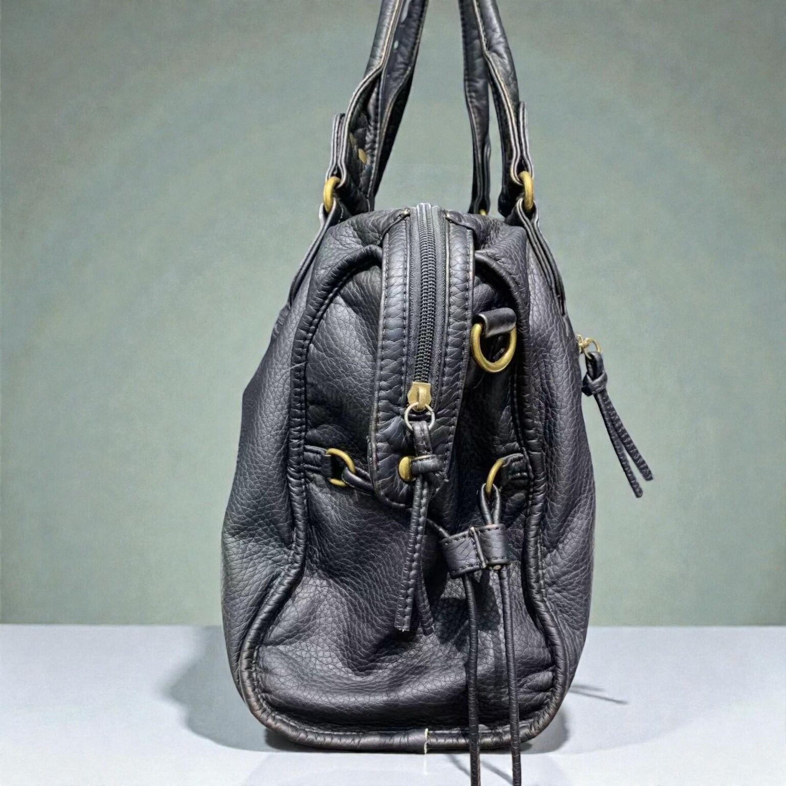 Black Y2K Vintage Crossbody Bag for Pin Display Black Y2K Vintage Crossbody Bag for Pin Display — crossbody ita bag detail view