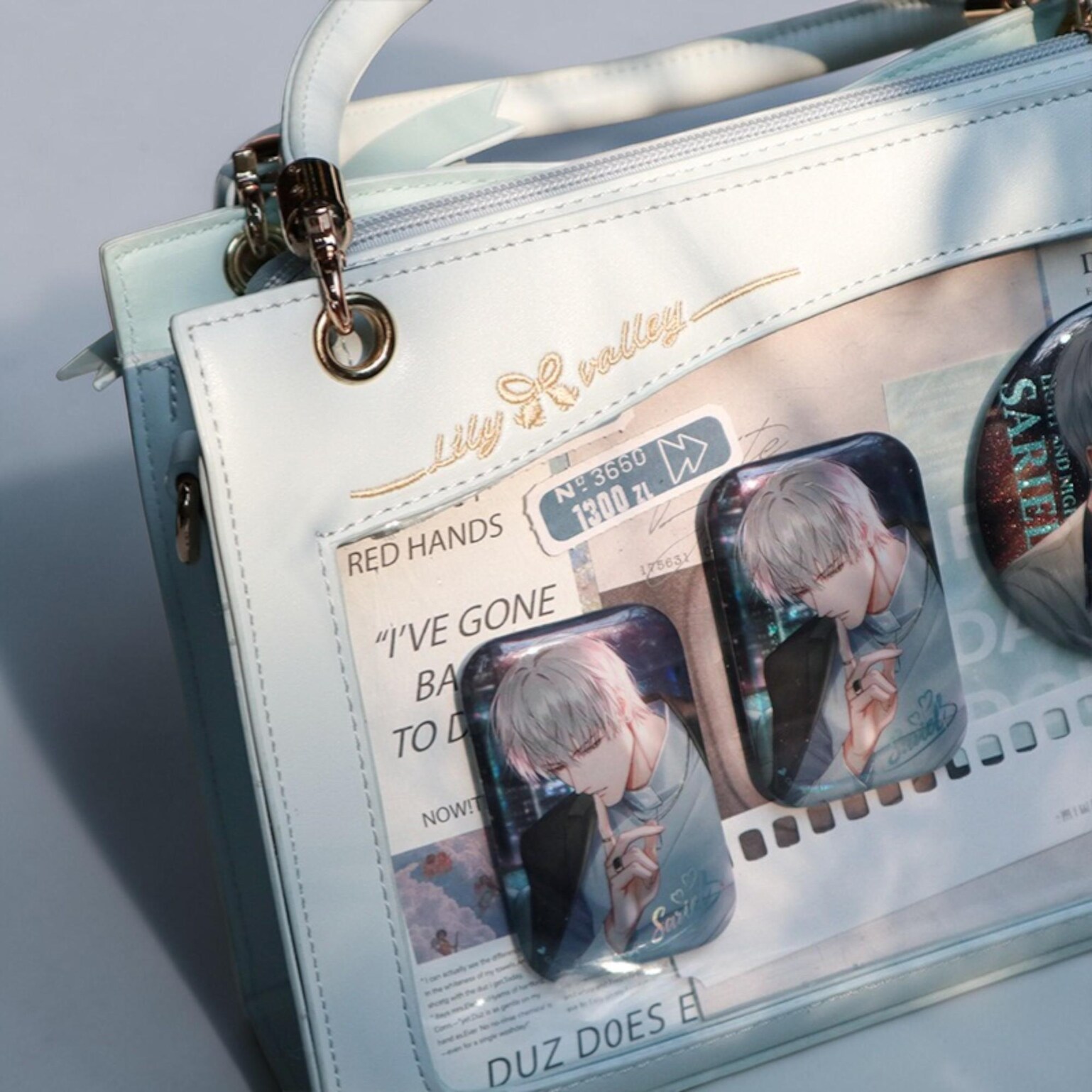Gold Kawaii Ita Crossbody Bag with Clear Window for Pin Display Gold Kawaii Ita Crossbody Bag with Clear Window for Pin Display — crossbody ita bag detail view