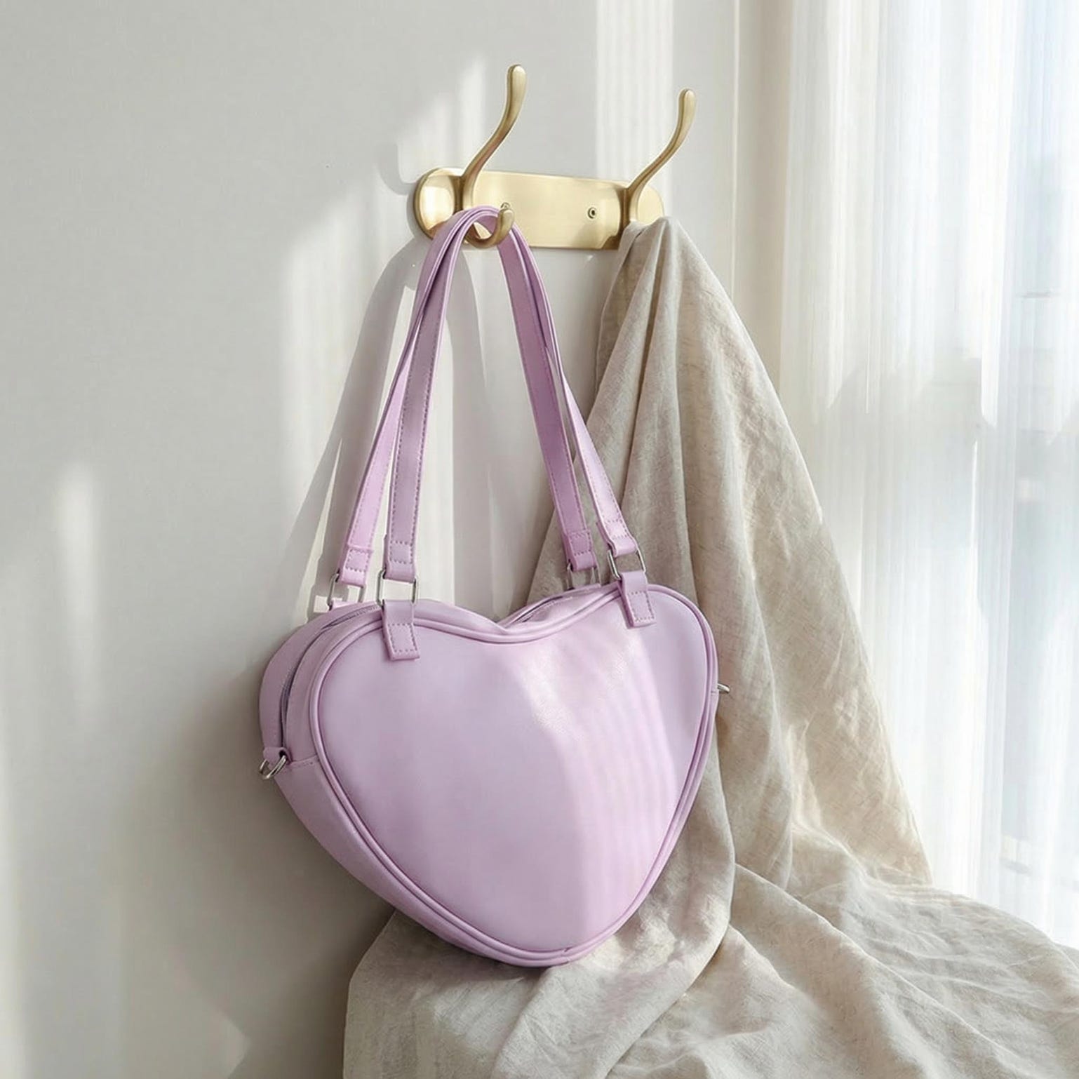 Kawaii Heart Ita Shoulder Bag with Clear Window for Photocards and Pins Kawaii Heart Ita Shoulder Bag with Clear Window for Photocards and Pins — crossbody ita bag detail view