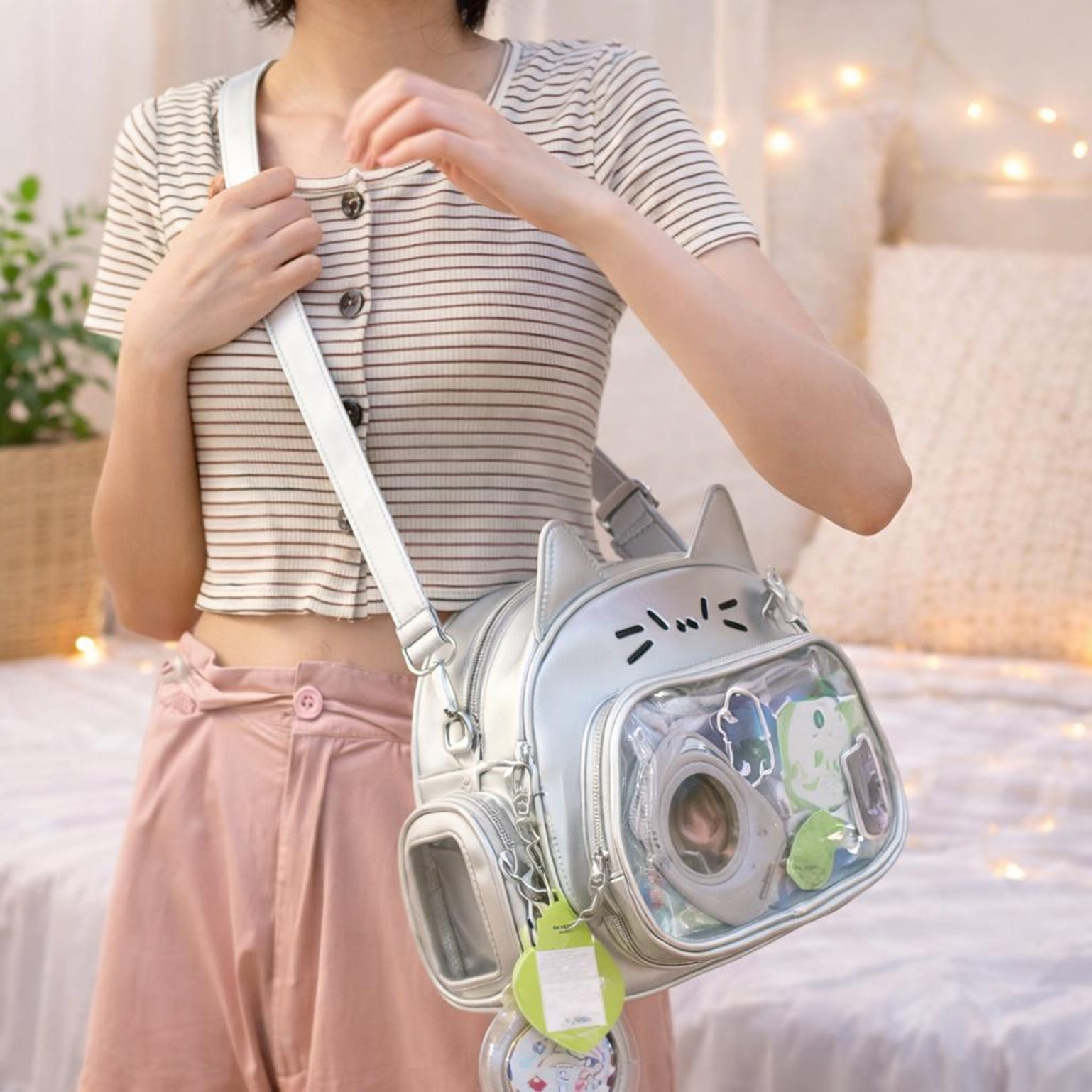 White Kawaii Cat Ita Shoulder Bag with Clear Window for Plushies and Pins White Kawaii Cat Ita Shoulder Bag with Clear Window for Plushies and Pins — crossbody ita bag detail view