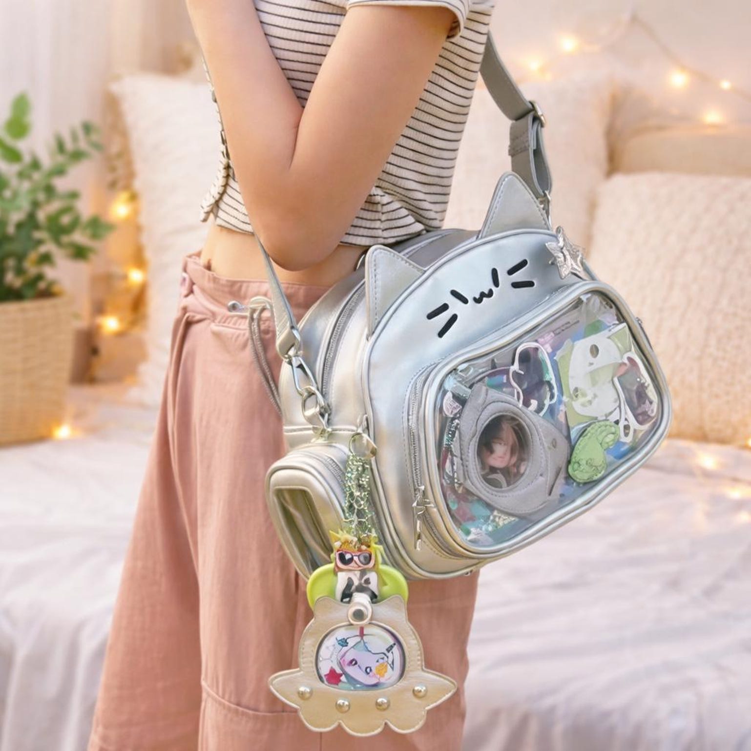 White Kawaii Cat Ita Shoulder Bag with Clear Window for Plushies and Pins White Kawaii Cat Ita Shoulder Bag with Clear Window for Plushies and Pins — crossbody ita bag detail view